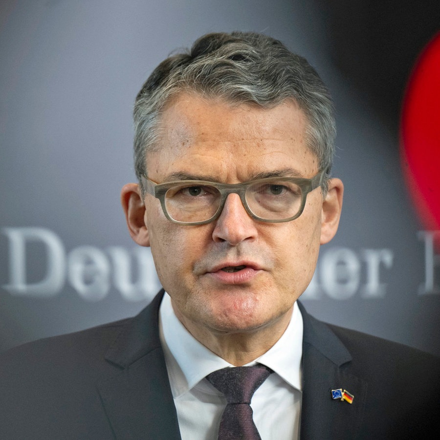 Der stellvertretende Vorsitzende des parlamentarischen Kontrollgremiums des deutschen Bundestags, Roderich Kiesewetter (CDU), spricht vor Beginn einer öffentlichen Anhörung im Bundestag mit Medienvertretern. © dpa Foto: Monika Skolimowska