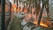 Ein Feuer ist nach einem mutmaßlich russischen Raketenangriff in Kiew zu sehen. © Uncredited/Kyiv City Hall Press Service/AP 