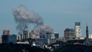 Rauch steigt nach einem russischen Raketenangriff über der Skyline der ukrainischen Hauptstadt auf. © AP Foto: Evgeniy Maloletka
