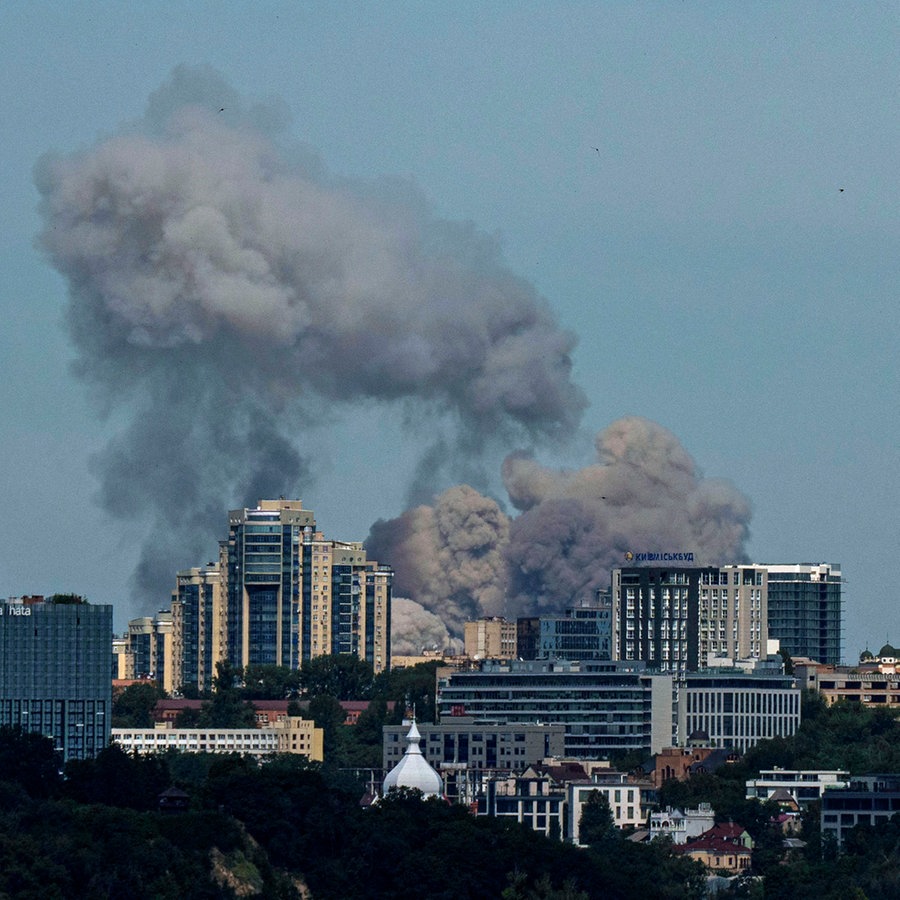 Rauch steigt nach einem russischen Raketenangriff über der Skyline der ukrainischen Hauptstadt auf. © AP Foto: Evgeniy Maloletka