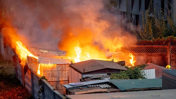 Rauch steigt nach russischen Angriffen auf die Ukraine von einem Feuer in Kiew auf. © ZUMA Press Wire/dpa Foto: Andreas Stroh