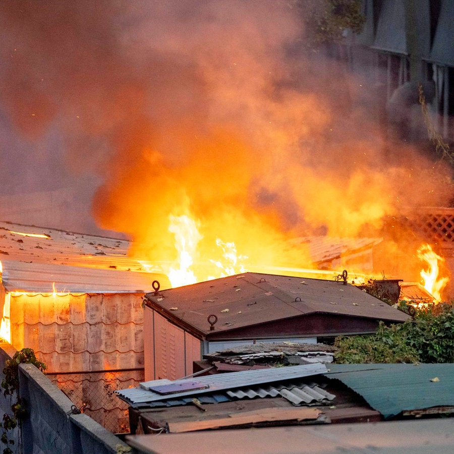 Rauch steigt nach russischen Angriffen auf die Ukraine von einem Feuer in Kiew auf. © ZUMA Press Wire/dpa Foto: Andreas Stroh