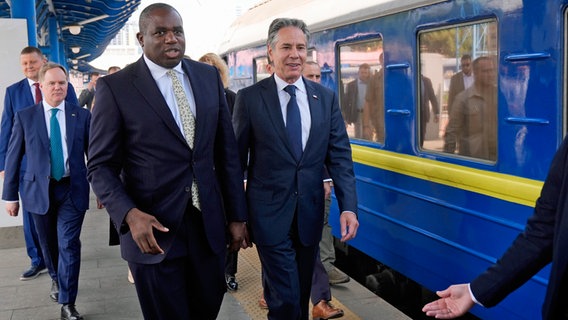 Der US-Außenminister Antony Blinken (rechts) und der britische Außenminister David Lammy (links) kommen am Bahnhof in Kiew an. © AP/dpa Foto: Mark Schiefelbein