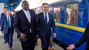 Der US-Außenminister Antony Blinken (rechts) und der britische Außenminister David Lammy (links) kommen am Bahnhof in Kiew an. © AP/dpa Foto: Mark Schiefelbein