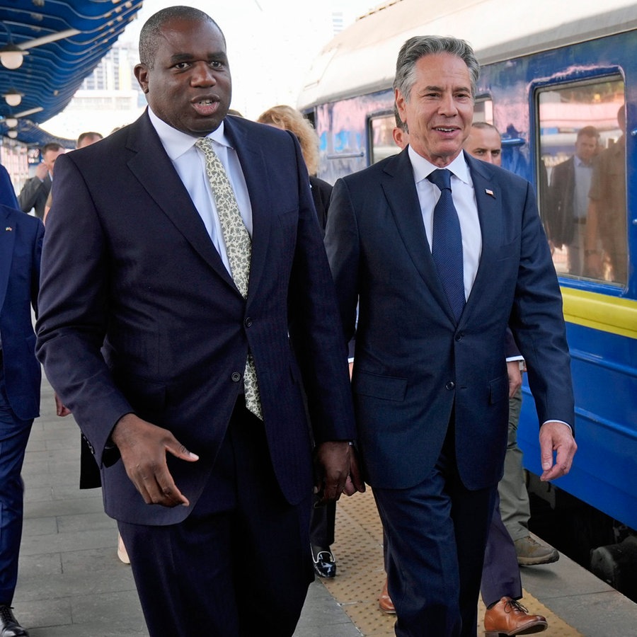 Der US-Außenminister Antony Blinken (rechts) und der britische Außenminister David Lammy (links) kommen am Bahnhof in Kiew an. © AP/dpa Foto: Mark Schiefelbein