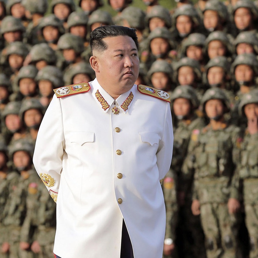 Der Machthaber von Nordkorea, Kim Jong Un, steht in einer weißen Marshal-Uniform vor nordkoreanischen Soldaten  in Pjöngjang. © nordkoreanischen Nachrichtenagentur KCNA/dpa Foto: KCNA