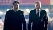 Der Führer von Nordkorea, Kim Jong Un (links), steht neben Russlands Präsident Wladimir Putin (rechts) auf dem internationalen Flughafen außerhalb von Pjöngjang. © Pool Sputnik Kremlin/AP/dpa Foto: Gavriil Grigorov