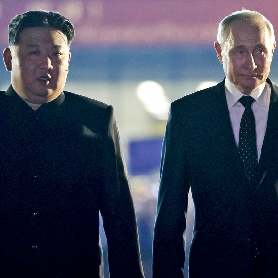 Der Führer von Nordkorea, Kim Jong Un (links), steht neben Russlands Präsident Wladimir Putin (rechts) auf dem internationalen Flughafen außerhalb von Pjöngjang. © Pool Sputnik Kremlin/AP/dpa Foto: Gavriil Grigorov