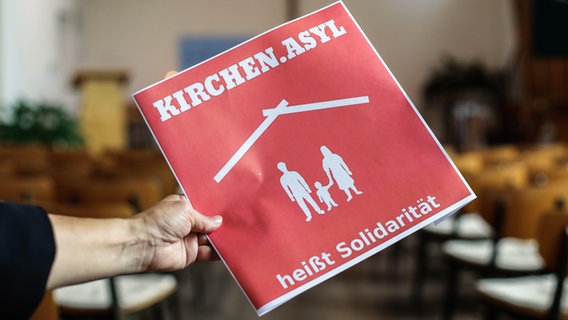 Schild mit der Aufschrift "Kirchenasyl heisst Solidarität" © picture alliance / epd-bild | Hans-Juergen Bauer Foto: Hans-Juergen Bauer