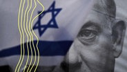 eine israelische Flagge bedeckt das halbe Gesicht von Premierminister Benjamin Netanjahu. © picture alliance / ASSOCIATED PRESS Foto: Ariel Schalit