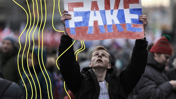Ein Demonstrant hält, während einer Demonstration, ein Plakat mit der Aufschrift "FAKE" in der Hand. Teilnehmer einer Oppositionskundgebung im Zentrum von Moskau protestierten gegen die Verschärfung der staatlichen Kontrolle über das Internet in Russland. © IMAGO / ZUMA Wire 