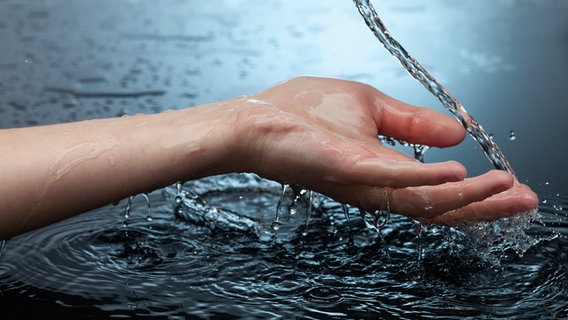 Ein Arm unter einem Wasserstrahl. © PantherMedia/chepko 