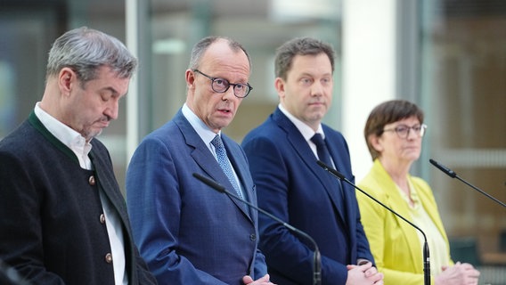 Friedrich Merz und Lars Klingbeil nach den Sondierungsgesprächen von Union und SPD. © picture alliance Foto: Kay Nietfeld