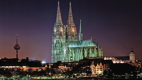 Der Kölner Dom beleuchtet im Nachtlicht am Rhein. © OKAPIA Foto: Werner Otto