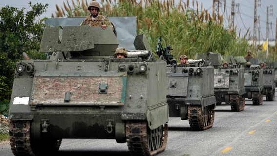 Libanesische Soldaten fahren in einem Konvoi auf dem Weg in den Südlibanon. © AP/dpa Foto: Hussein Malla