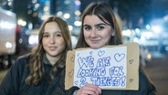 Zwei Taylor Swift Fans suchen vor dem Stadion in Vancouver Konzerttickets. © picture alliance Foto: Ryan Walter Wagner