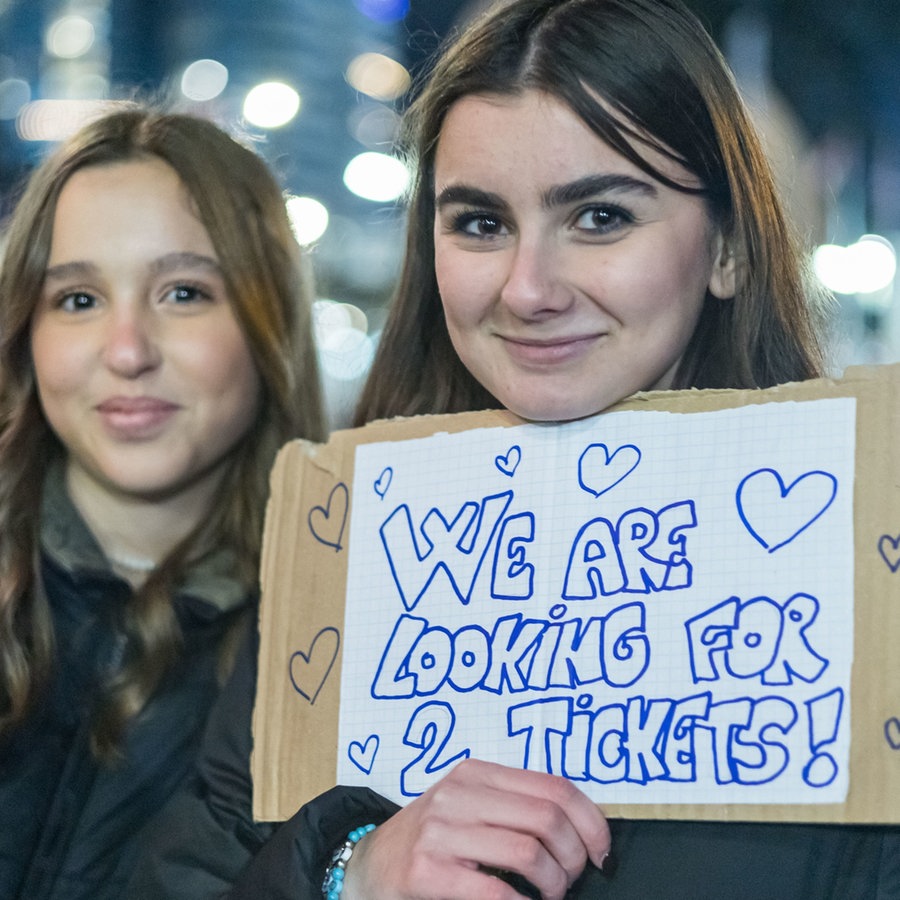 Zwei Taylor Swift Fans suchen vor dem Stadion in Vancouver Konzerttickets. © picture alliance Foto: Ryan Walter Wagner