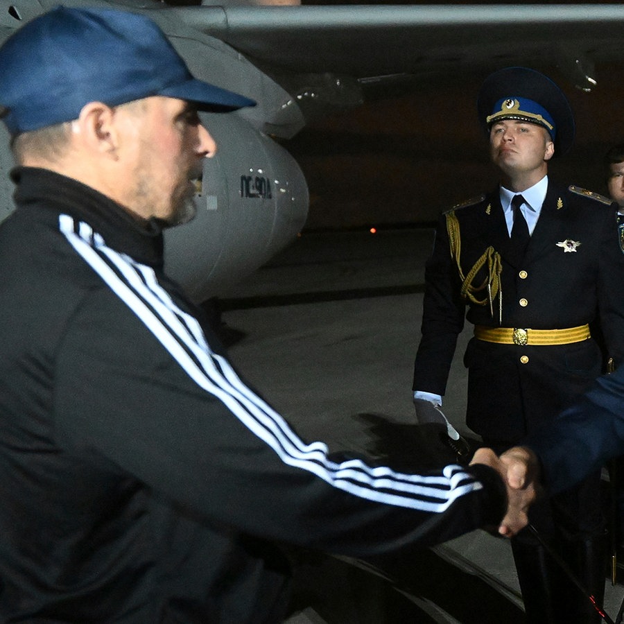 Der russische Präsident Wladimir Putin begrüßt den vom Westen freigelassenen russischen Gefangenen Wadim Krassikow nach dessen Ankunft auf dem Regierungsflughafen Vnukovo außerhalb von Moskau. © picture alliance Foto: Mikhail Voskresensky