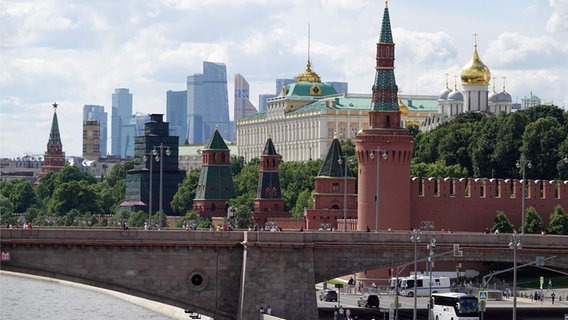 Von der "Moskwa" aus sind hinter der Brücke der Kreml und das Hochhaus- und Geschäftsviertel "Moskwa City" im Hintergrund zu sehen. © dpa Foto: Ulf Mauder