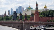 Von der "Moskwa" aus sind hinter der Brücke der Kreml und das Hochhaus- und Geschäftsviertel "Moskwa City" im Hintergrund zu sehen. © dpa Foto: Ulf Mauder