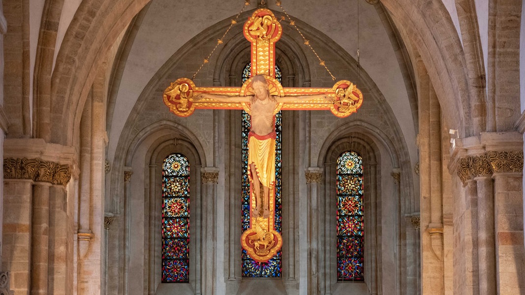 Ein großes Kreuz hängt im katholischen Dom Osnabrück.