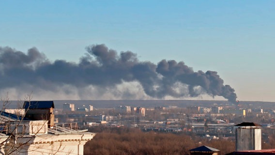 Auf diesem von der Verwaltung der russischen Region Kursk veröffentlichten Foto steigt Rauch in der Stadt Kursk auf (Archivaufnahme). © Administration of the Kursk region of Russia via AP/dpa 