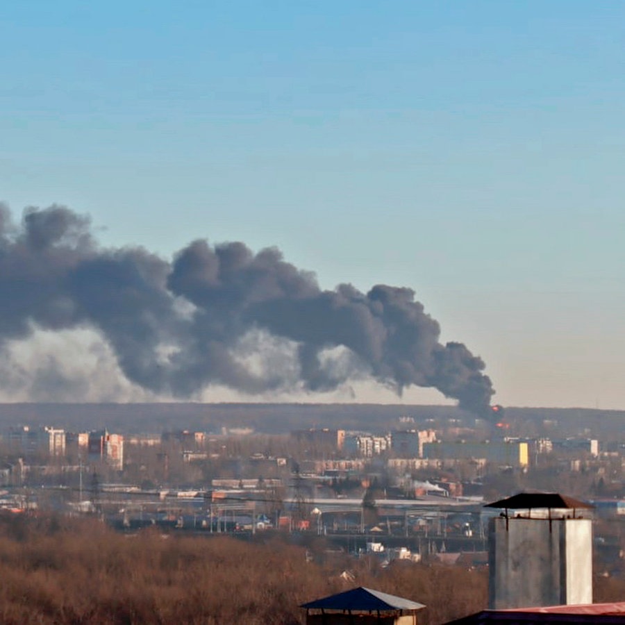 Auf diesem von der Verwaltung der russischen Region Kursk veröffentlichten Foto steigt Rauch in der Stadt Kursk auf (Archivaufnahme). © Administration of the Kursk region of Russia via AP/dpa 