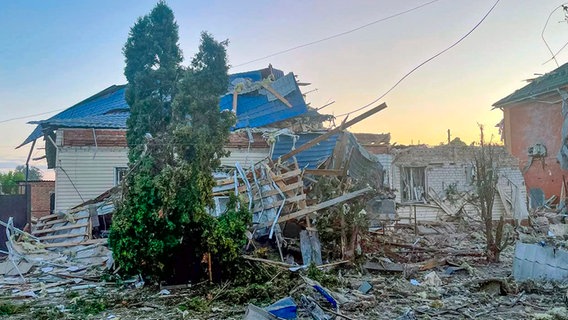 Ein beschädigtes, mehrstöckiges Wohnhaus in der russischen Region Kursk nach ukrainischem Beschuss. © picture alliance/dpa/TASS | Vladimir Gerdo Foto: Vladimir Gerdo