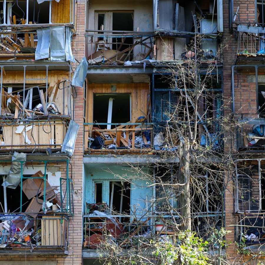 Ein beschädigtes, mehrstöckiges Wohnhaus in der russischen Region Kursk nach ukrainischem Beschuss. © picture alliance/dpa/TASS | Vladimir Gerdo Foto: Vladimir Gerdo