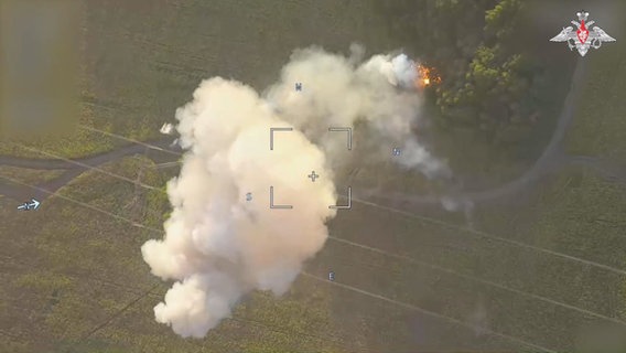 Ein Screenshot aus einem vom russischen Verteidigungsministerium veröffentlichten Video zeigt, wie russische Streitkräfte am 12. August 2024 mit Lancet, einem unbemannten Luftfahrzeug (UAV), einen Raketenangriff auf die Stellung der ukrainischen Streitkräfte im Grenzgebiet nahe der Oblast Kursk, Russland, starten. © picture alliance / Anadolu | Russian Ministry of Defense 