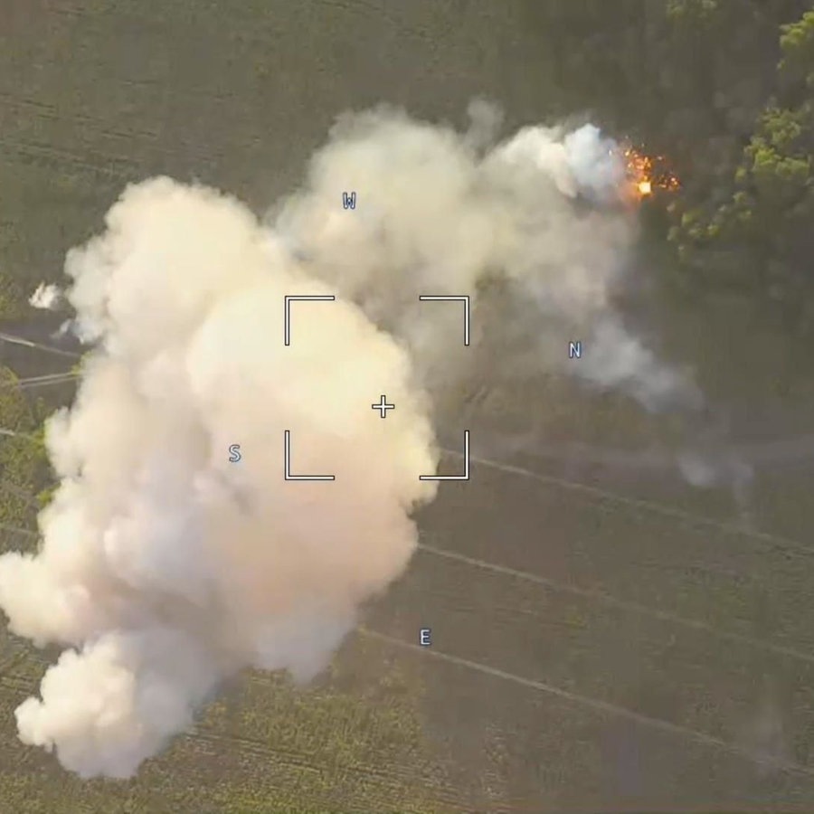 Ein Screenshot aus einem vom russischen Verteidigungsministerium veröffentlichten Video zeigt, wie russische Streitkräfte am 12. August 2024 mit Lancet, einem unbemannten Luftfahrzeug (UAV), einen Raketenangriff auf die Stellung der ukrainischen Streitkräfte im Grenzgebiet nahe der Oblast Kursk, Russland, starten. © picture alliance / Anadolu | Russian Ministry of Defense 