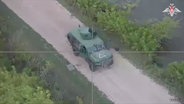 Ein Screenshot aus einem vom russischen Verteidigungsministerium veröffentlichten Video zeigt, wie russische Streitkräfte mit ihrem unbemannten Luftfahrzeug (UAV) Lancet das italienische Mehrzweck-Panzerkampffahrzeug AFU der ukrainischen Streitkräfte ins Visier nehmen, bevor sie einen Raketenangriff in der Oblast Kursk starten © picture alliance / Anadolu | Russian Defense Ministry / Handout 