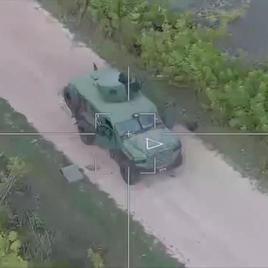 Ein Screenshot aus einem vom russischen Verteidigungsministerium veröffentlichten Video zeigt, wie russische Streitkräfte mit ihrem unbemannten Luftfahrzeug (UAV) Lancet das italienische Mehrzweck-Panzerkampffahrzeug AFU der ukrainischen Streitkräfte ins Visier nehmen, bevor sie einen Raketenangriff in der Oblast Kursk starten © picture alliance / Anadolu | Russian Defense Ministry / Handout 