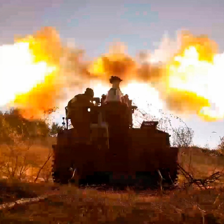 Auf diesem vom russischen Verteidigungsministeriumveröffentlichten Standbild aus einem Video feuern russische Soldaten an einem ungenannten Ort im russisch-ukrainischen Grenzgebiet Kursk mit einer Giatsint-S-Selbstfahrlafette auf ukrainische Stellungen. © Russian Defense Ministry Press Service /dpa 