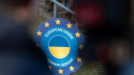 Das Logo der European Union Military Assistance Mission (EUMAM Ukraine) zur Unterstützung der Ukraine ist auf dem Truppenübungsplatz der Bundeswehr in Klietz zu sehen. Soldaten aus der Ukraine werden dort im Rahmen eines europäischen Ausbildungsprogramms am Panzer Leopard 1 A5 ausgebildet. © picture alliance / dpa-Zentralbild | Foto:  Stephan Schulz