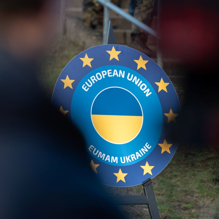 Das Logo der European Union Military Assistance Mission (EUMAM Ukraine) zur Unterstützung der Ukraine ist auf dem Truppenübungsplatz der Bundeswehr in Klietz zu sehen. Soldaten aus der Ukraine werden dort im Rahmen eines europäischen Ausbildungsprogramms am Panzer Leopard 1 A5 ausgebildet. © picture alliance / dpa-Zentralbild | Foto:  Stephan Schulz