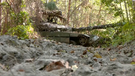 Auf diesem vom russischen Verteidigungsministeriumveröffentlichten Foto nimmt ein russischer Panzer im russisch-ukrainischen Grenzgebiet in der Region Kursk (Russland) eine Feuerschutzstellung ein. © Uncredited/Rusian Defense Ministry Press Service/AP/dpa 