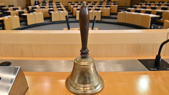 Die Glocke des Landtagspräsidenten steht auf einem Tisch vor der konstituierenden Sitzung des Thüringer Landtags. © dpa Foto: Martin Schutt