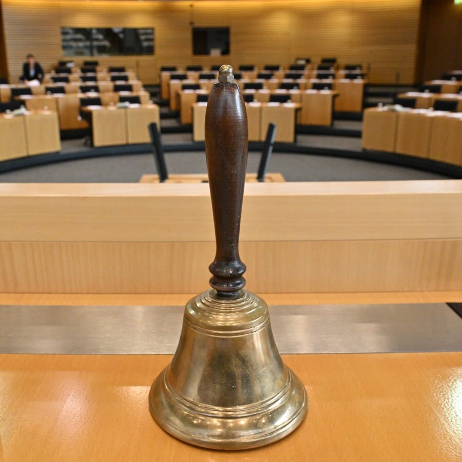 Die Glocke des Landtagspräsidenten steht auf einem Tisch vor der konstituierenden Sitzung des Thüringer Landtags. © dpa Foto: Martin Schutt