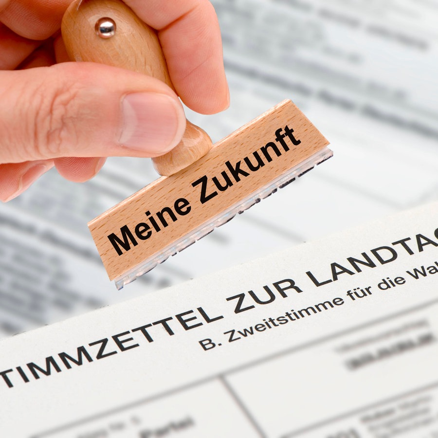 Stimmzettel zur Landtagswahl: Ein Holzstempel ist beschriftet mit dem Aufdruck "Meine Zukunft über einem Stimmzettel" zur Landtagswahl (Fotomontage) © imago images Foto: Wolfilser