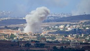 Rauch steigt nach Explosionen auf, die durch israelische Angriffe im Libanon verursacht wurde. © XinHua/dpa Foto: Ali Hashisho