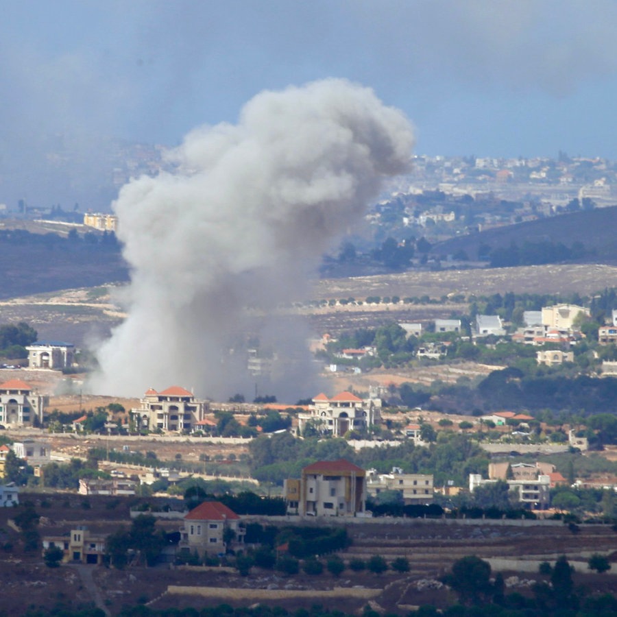 Rauch steigt nach Explosionen auf, die durch israelische Angriffe im Libanon verursacht wurde. © XinHua/dpa Foto: Ali Hashisho