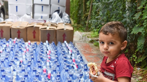 Wasserspenden für die libanesischen Flüchtlinge. © picture alliance / NurPhoto | Fadel Itani Foto: Fadel Itani