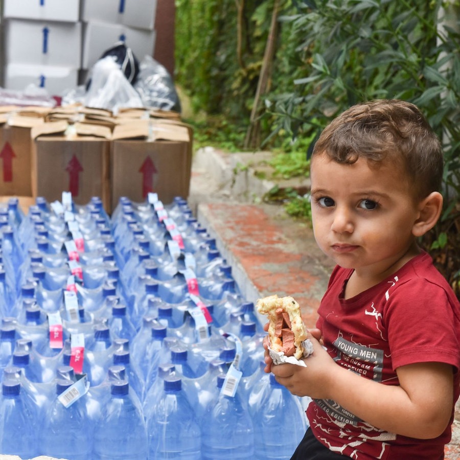 Wasserspenden für die libanesischen Flüchtlinge. © picture alliance / NurPhoto | Fadel Itani Foto: Fadel Itani