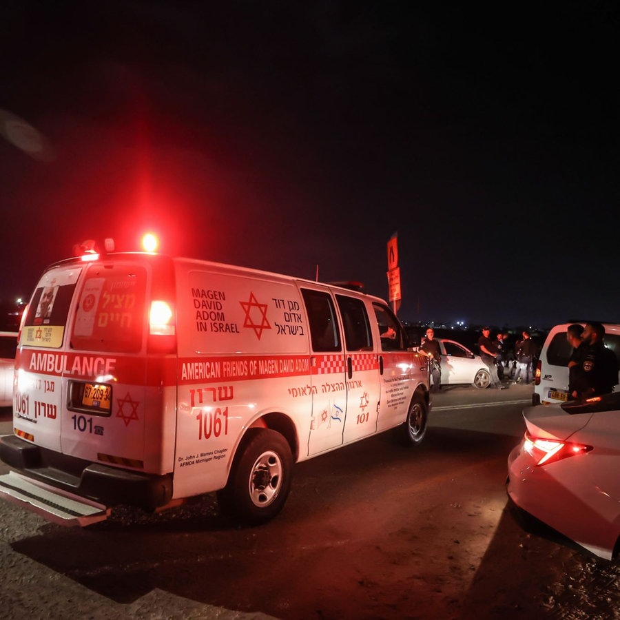 Ein Krankenwagen steht in der Nähe des Ortes eines Drohnenangriffs der Hisbollah in der Stadt Binjamina. © picture alliance/dpa/XinHua | JINI 