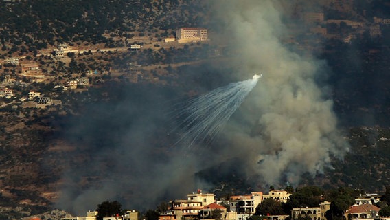 Khiam: Nach schwerem israelischen Beschuss steigt Rauch im Südlibanon auf. © dpa 