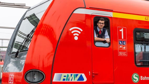 S-Bahn-Lokführer bei der Deutschen Bahn, schaut aus dem Fenster einer S-Bahn. © dpa Foto: Silas Stein