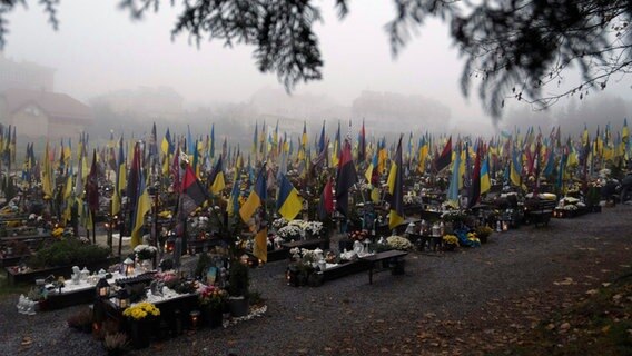 Gräber ukrainischer Soldaten, die seit dem Beginn der russischen Invasion gefallen sind, sind auf dem Lytschakiw-Friedhof in Lwiw zu sehen. © AP/dpa Foto: Mykola Tys