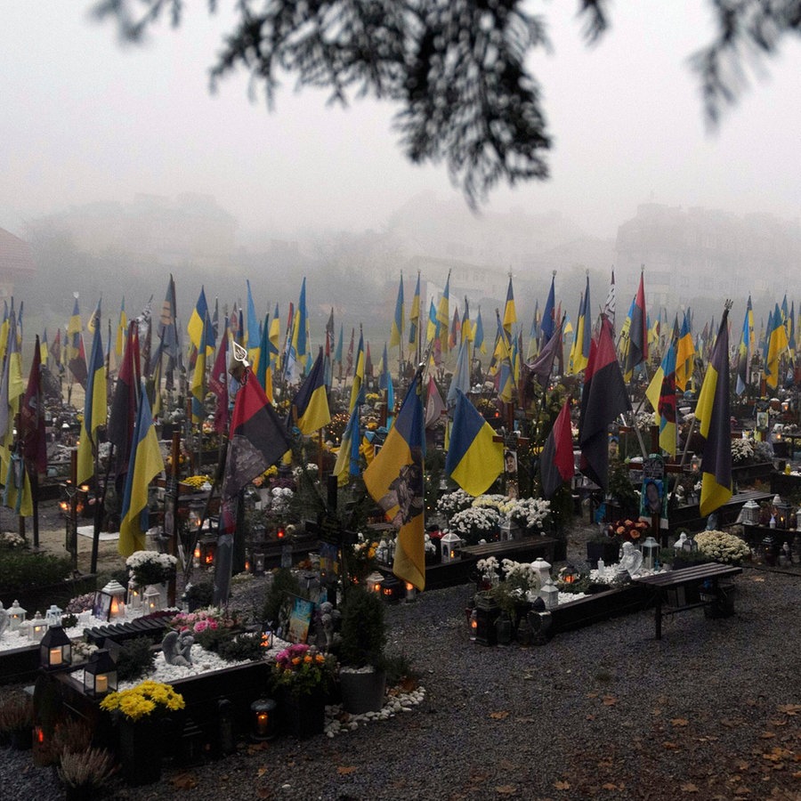 Gräber ukrainischer Soldaten, die seit dem Beginn der russischen Invasion gefallen sind, sind auf dem Lytschakiw-Friedhof in Lwiw zu sehen. © AP/dpa Foto: Mykola Tys