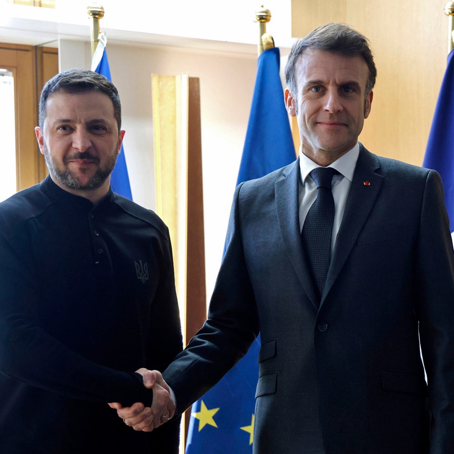 Der ukrainische Präsident Wolodymyr Selenskyj (links) trifft den französischen Präsidenten Emmanuel Macron (rechts) am Rande des Europäischen Rates in Brüssel (Belgien). © POOL AFP/AP/dpa Foto: Ludovic Marin